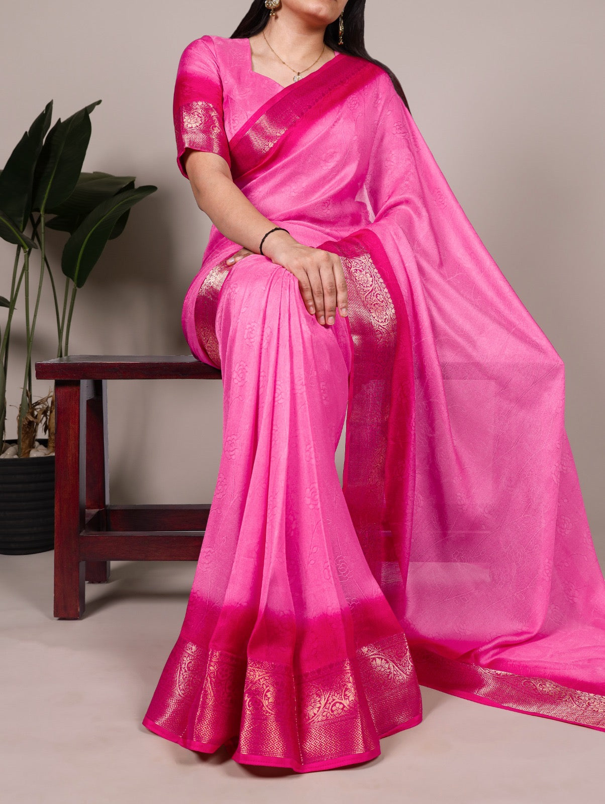 Marshmello-soft fabric with rich zari weaving — a blend of comfort and regal elegance. 🌸