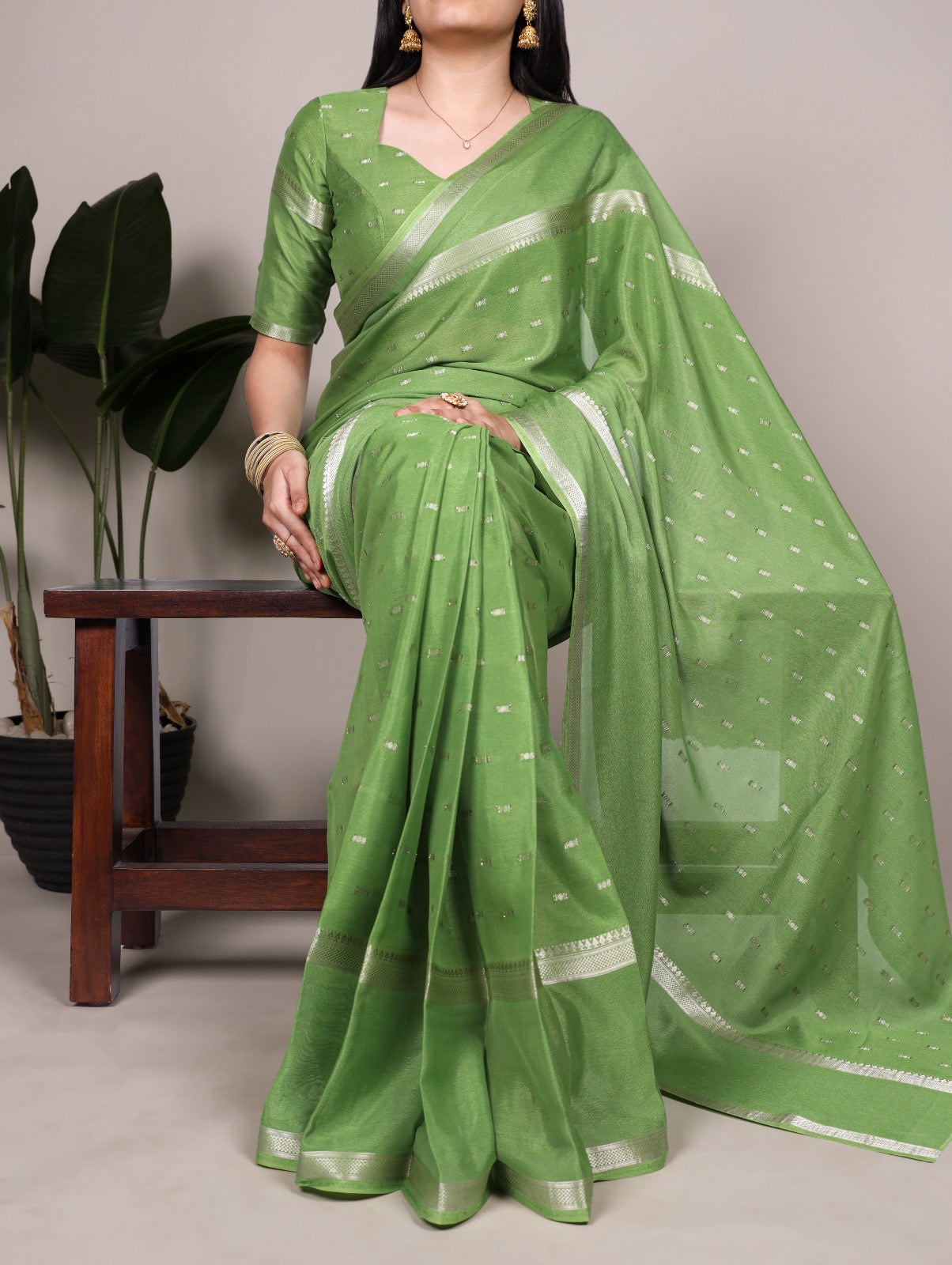 This soft crepe saree with subtle weaving work is perfect for daily wear 🌸