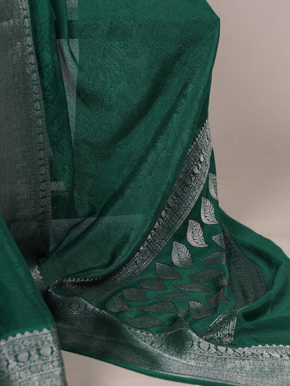 A saree that blends comfort with class, crafted from rich and fluid Chinon 🪷