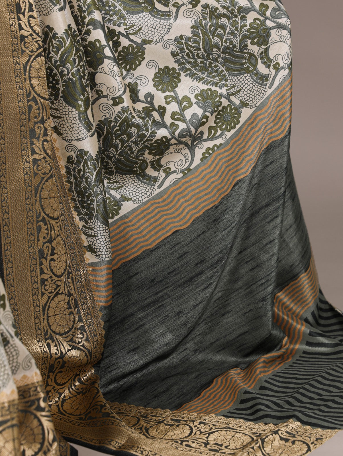Tradition weaved in Tasar, finished with the subtle shimmer of viscose borders 🌺