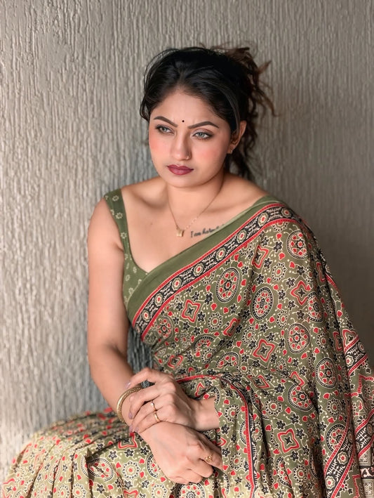 Trending mahedi colour design saree